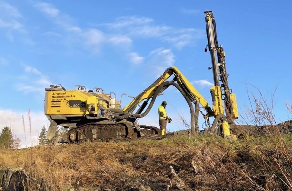 Familieeid firma med lang erfaring innen boring og sprenging i Nordhordland små og store oppdrag.