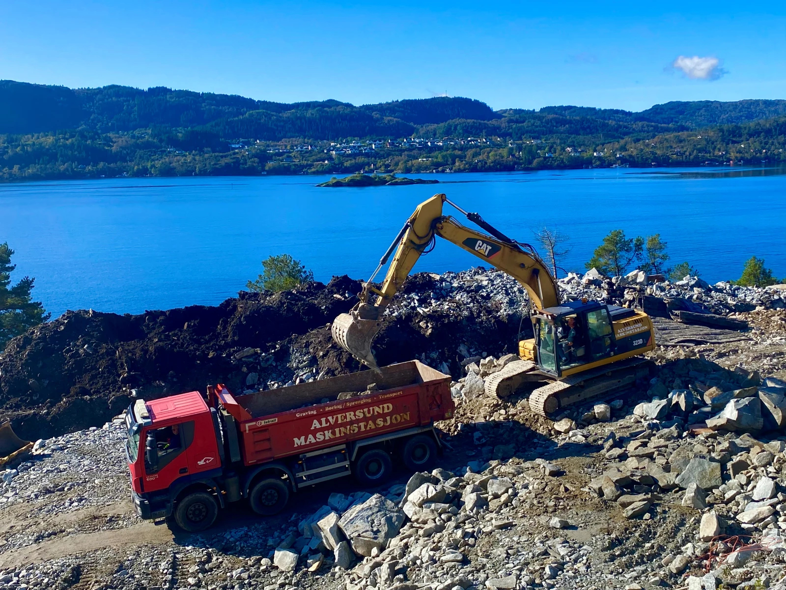 Moderne maskiner og høy kvalitet på grunnarbeid i Nordhordland for private og bedrifter Pålitelig massetransport i Nordhordland levert av Alversund Maskinstasjon siden 1969.